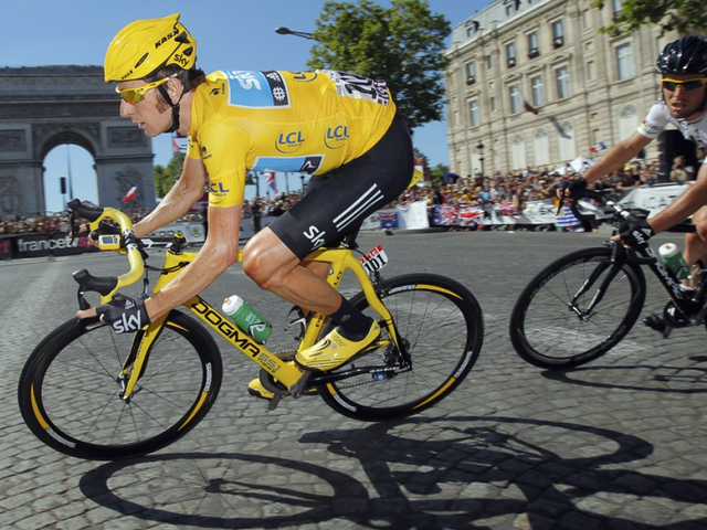 Are you allowed to switch bikes on Tour de France?